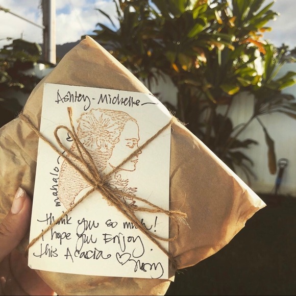 INSTAGRAM 📸 Poshmark Affiliate @kstarmaui - Picture 2 of 5